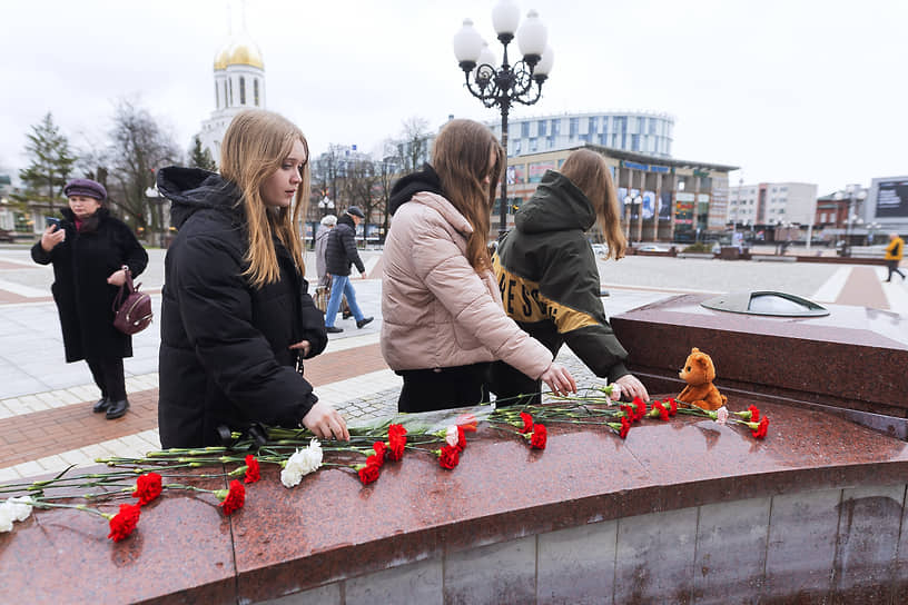 Калининград. Стихийный мемориал на Площади Победы