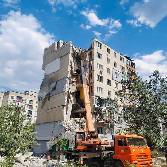 По данным главы ЛНР Леонида Пасечника, два человека погибли в результате обстрела Лисичанска 22 мая. По жилому кварталу, предположительно, выпустили шесть ракет американского производства HIMARS