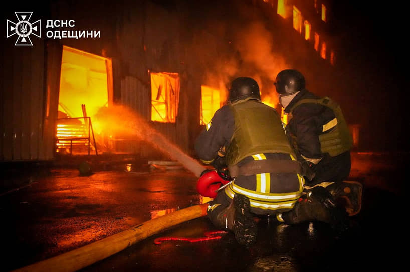 В ночь на 2 мая воздушная тревога звучала в семи украинских регионах. В Одессе в результате атаки вспыхнул мощный пожар, сообщил начальник Одесской областной военной администрации Олег Кипер. Минобороны РФ подчеркивает, что удары наносятся только по военным и энергетическим объектам Украины