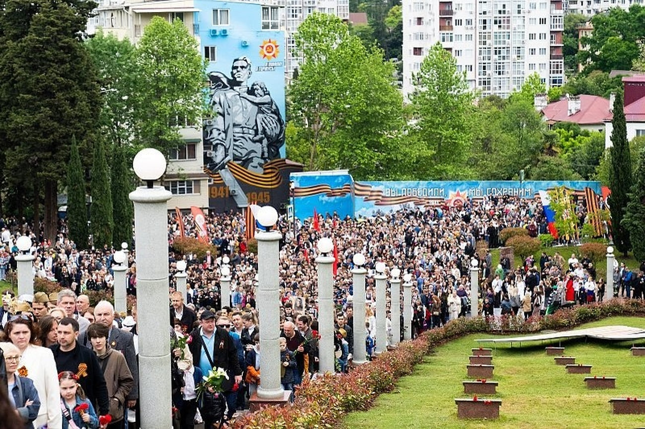 В Сочи в возложении цветов на главном воинском мемориале приняли участие пять тысяч человек