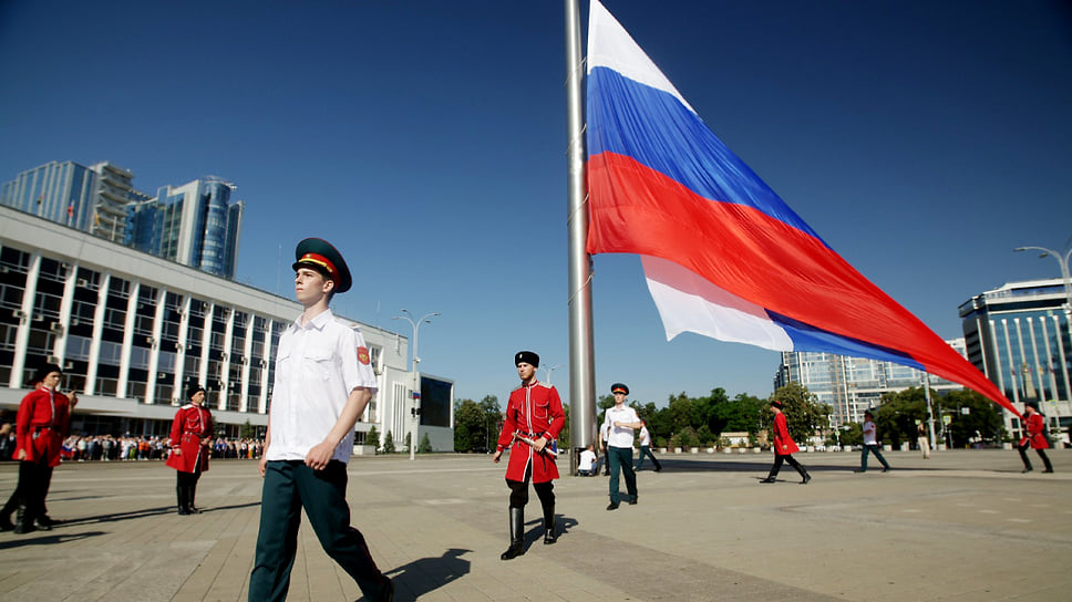 В День России на Главной городской площади Краснодара развернули государственный флаг