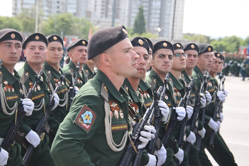 Военный парад на Театральной площади, посвященный 79-й годовщине Победы в Великой Отечественной войне. Парадные расчеты военнослужащих во время парада