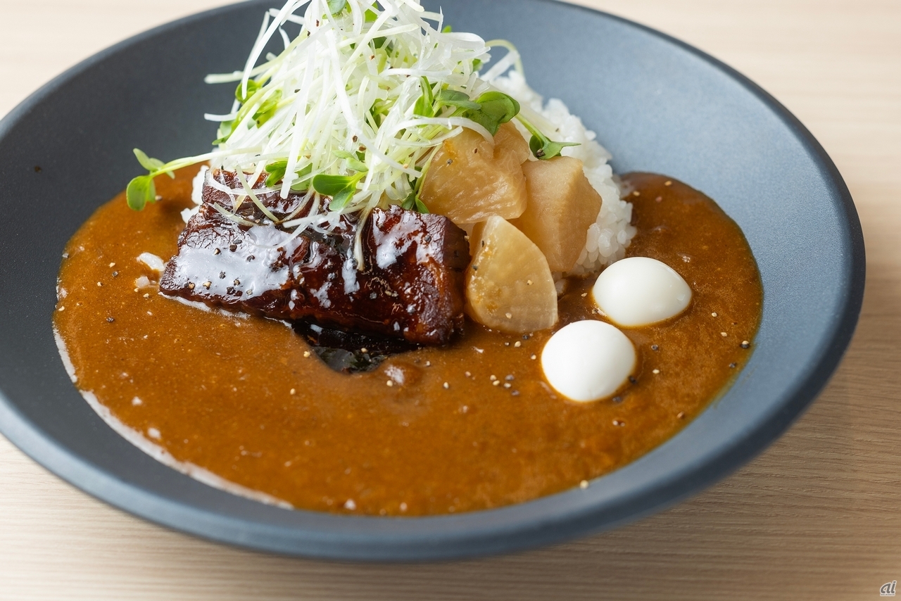 今日のカレーは、うずらの卵と角煮のカレーライス、550円ですって。うずらの卵が特別感を打ち出しているわね。