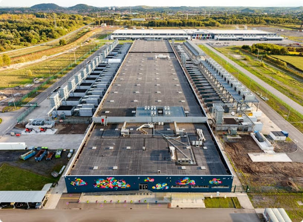 Fotografía del exterior de un centro de datos de Google Cloud