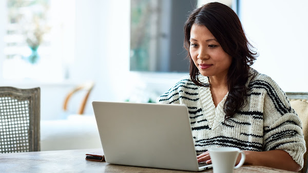 mujer trabajando en una laptop