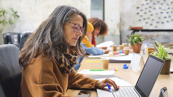 una mujer usando una computadora