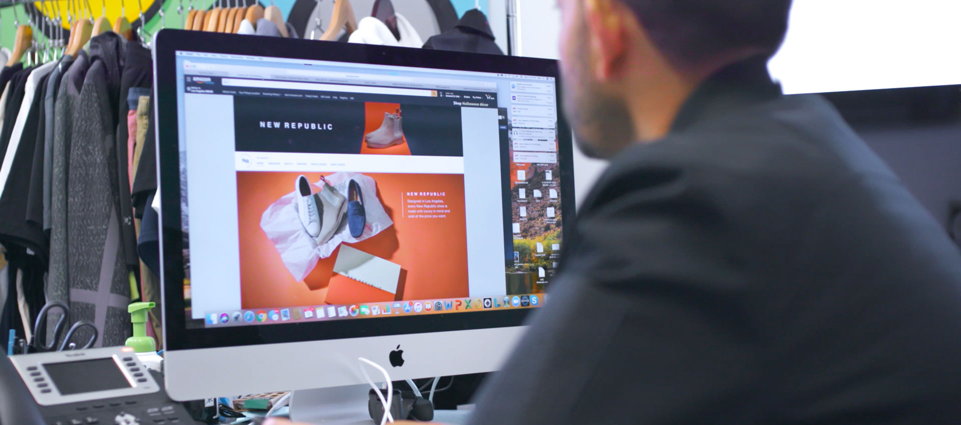 Un hombre mira la pantalla de una computadora en la que se muestra una tienda virtual en amazon.com de la marca de moda New Republic