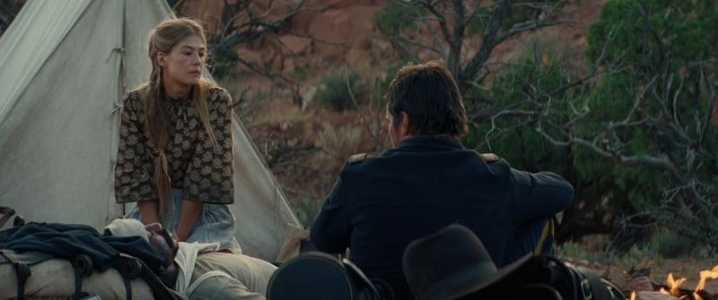 Christian Bale and Rosamund Pike in Hostiles (2017)