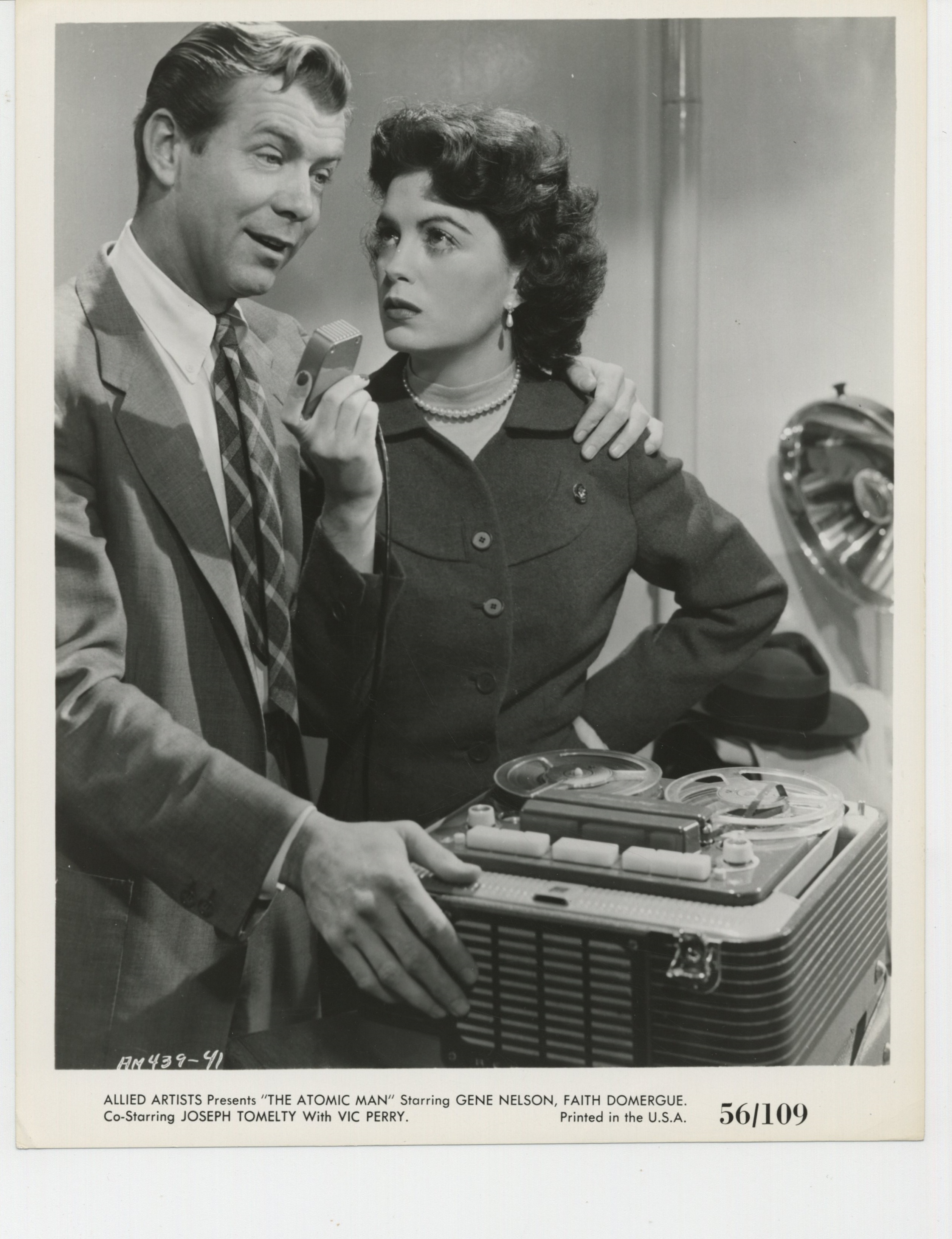 Faith Domergue and Gene Nelson in The Atomic Man (1955)
