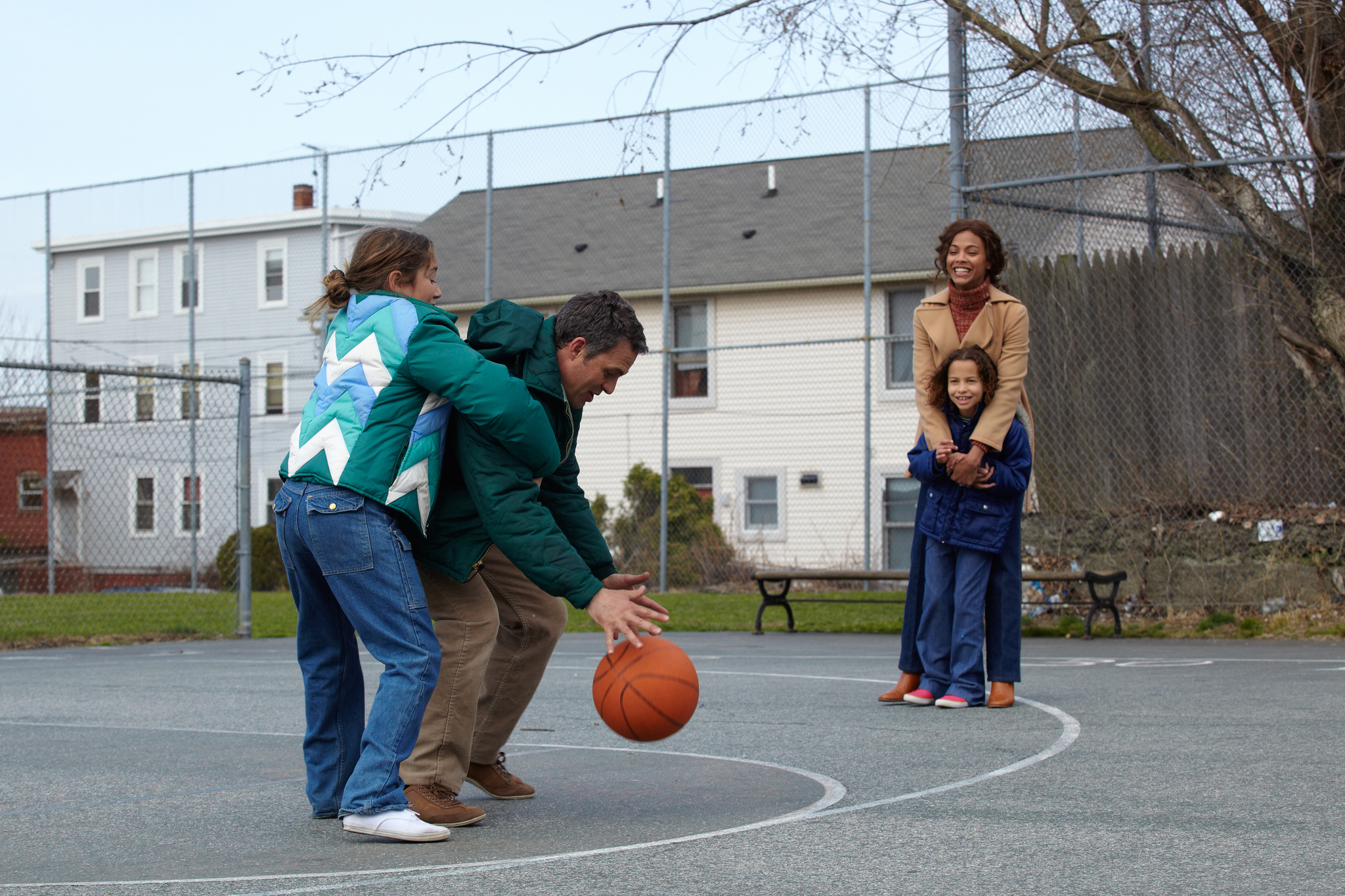 Mark Ruffalo, Zoe Saldana, Imogene Wolodarsky, and Ashley Aufderheide in Infinitely Polar Bear (2014)