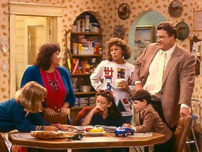 John Goodman, Roseanne Barr, Sara Gilbert, Michael Fishman, Alicia Goranson, and Laurie Metcalf in Roseanne (1988)