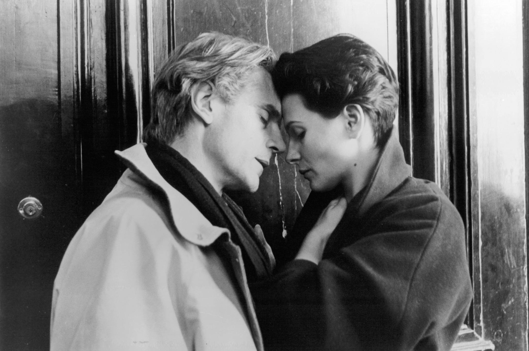 Juliette Binoche and Jeremy Irons in Damage (1992)