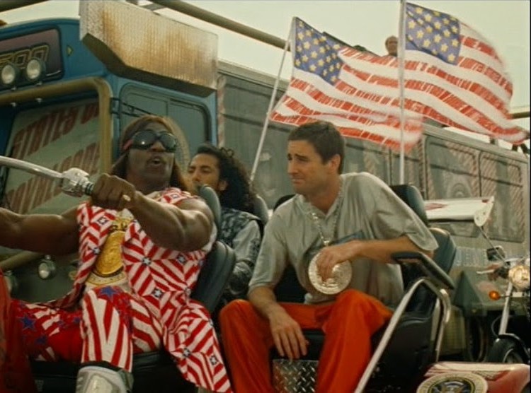 Luke Wilson and Terry Crews in Idiocracy (2006)