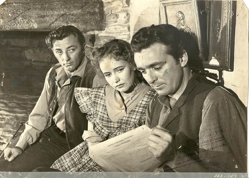 Robert Mitchum, John Rodney, and Teresa Wright in Pursued (1947)