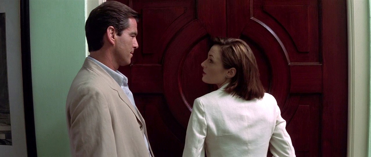 Pierce Brosnan and Catherine McCormack in The Tailor of Panama (2001)