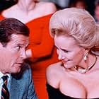 Sally Kirkland and Roger Moore in Bullseye! (1990)