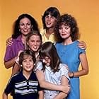 Rob Lowe, Eileen Brennan, Gwynne Gilford, Connie Ann Hearn, Lauri Hendler, and David Hollander in A New Kind of Family (1979)