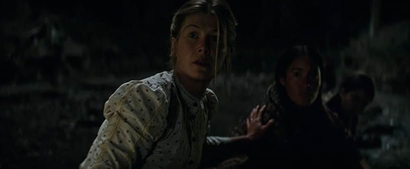 Q'orianka Kilcher, Rosamund Pike, and Tanaya Beatty in Hostiles (2017)