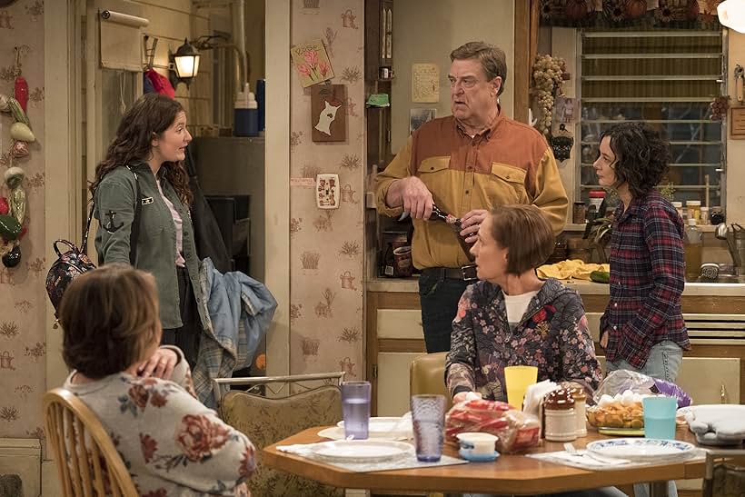 John Goodman, Roseanne Barr, Sara Gilbert, Laurie Metcalf, and Emma Kenney in Roseanne (1988)