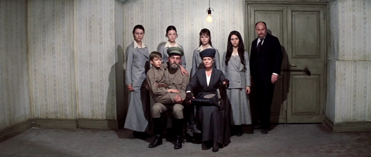 Lynne Frederick, Fiona Fullerton, Candace Glendenning, Michael Jayston, Ania Marson, Roderic Noble, Janet Suzman, and Timothy West in Nicholas and Alexandra (1971)