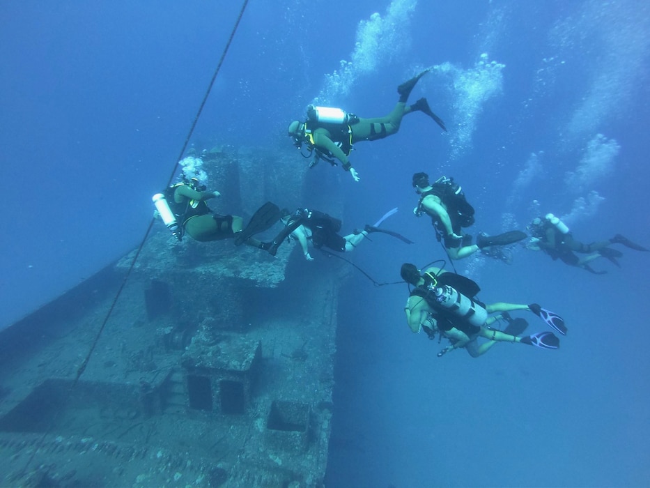 MDSU-1 dive with partner forces during RIMPAC.