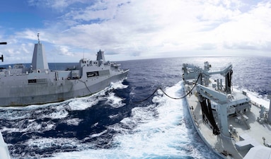 USS Somerset (LPD 25), left, refuels with the Royal Canadian Navy replenishment ship Asterix in the Pacific Ocean.