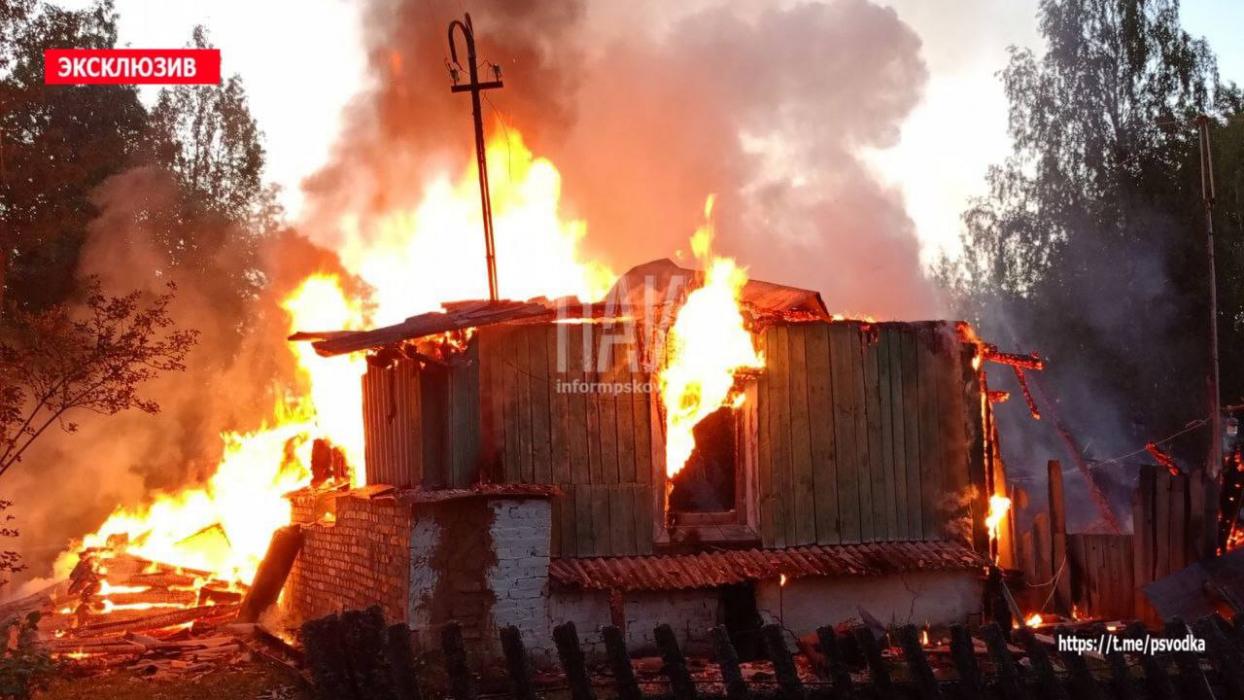 Пожарные ликвидируют возгорание жилого дома в Пушкиногорском районе