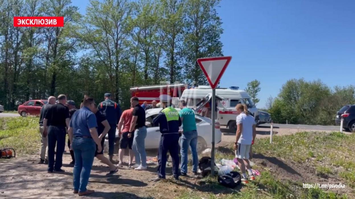 Автомобиль Lada Granta вылетел в кювет в Островском районе