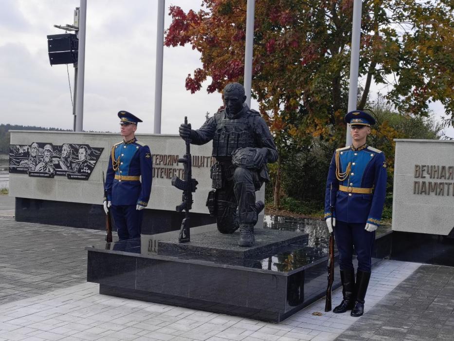 Мемориальный комплекс защитникам Отечества открыли в Псковском районе