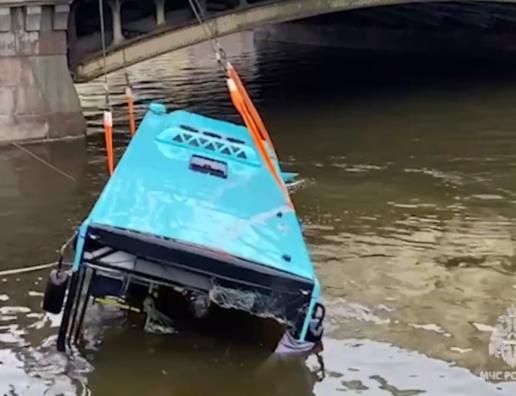 В Санкт-Петербурге специалисты подняли со дна Мойки рейсовый автобус, упавший с пассажирами в реку 