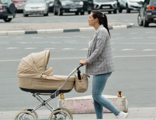 Более половины мам дошкольников благодаря центру занятости нашли работу в Псковской области с начала года