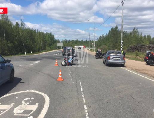 Два мотоцикла и автомобиль столкнулись на трассе Санкт-Петербург – Невель