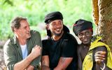 Raphaël de Casabianca a emmené le chanteur Slimane à la rencontre des Bijagos, en Guinée-Bissau. (© Adenium TV France)