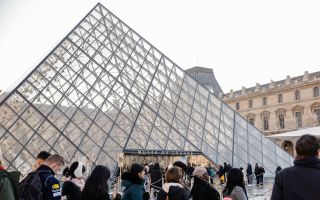 Les deux tableaux, dont on ignorait la provenance, ont longtemps été présents dans les salles de peinture nordique du Louvre sous le statut d’œuvres « Musées nationaux récupération » (MNR) (des œuvres spoliées non restituées après la Seconde Guerre mondiale). (EPA-EFE/TERESA SUAREZ)