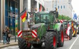 Des tracteurs ont défilé devant le Parlement européen, mardi 4 juin, à Bruxelles. (Photo Olivier Hoslet/EPA)