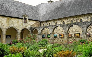 En préambule des expositions, les visiteurs peuvent découvrir dans le cloître de l’abbaye de Léhon, des photographies exposées jusqu’au 1er octobre.