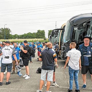 Quelque 700 supporters ont fait le déplacement en autocar pour Toulouse. Les neuf heures de route leur ont permis de se chauffer la voix pour être prêts dès leur entrée au stade Ernest-Wallon. (Le Télégramme/Ewen Jaffré)