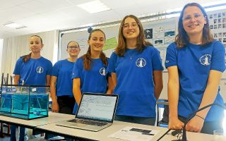 Enora Roudaut, Eugénie Taburet, Juliette Stefani, Alaïs Gille et Océane Lamanda ont défendu les couleurs du collège Victoire-Daubié et de la Bretagne à la finale nationale du concours Faites de la science. (Photo collège Victoire-Daubié)