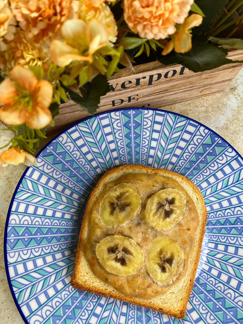 Гренки с бананом и арахисовой пастой