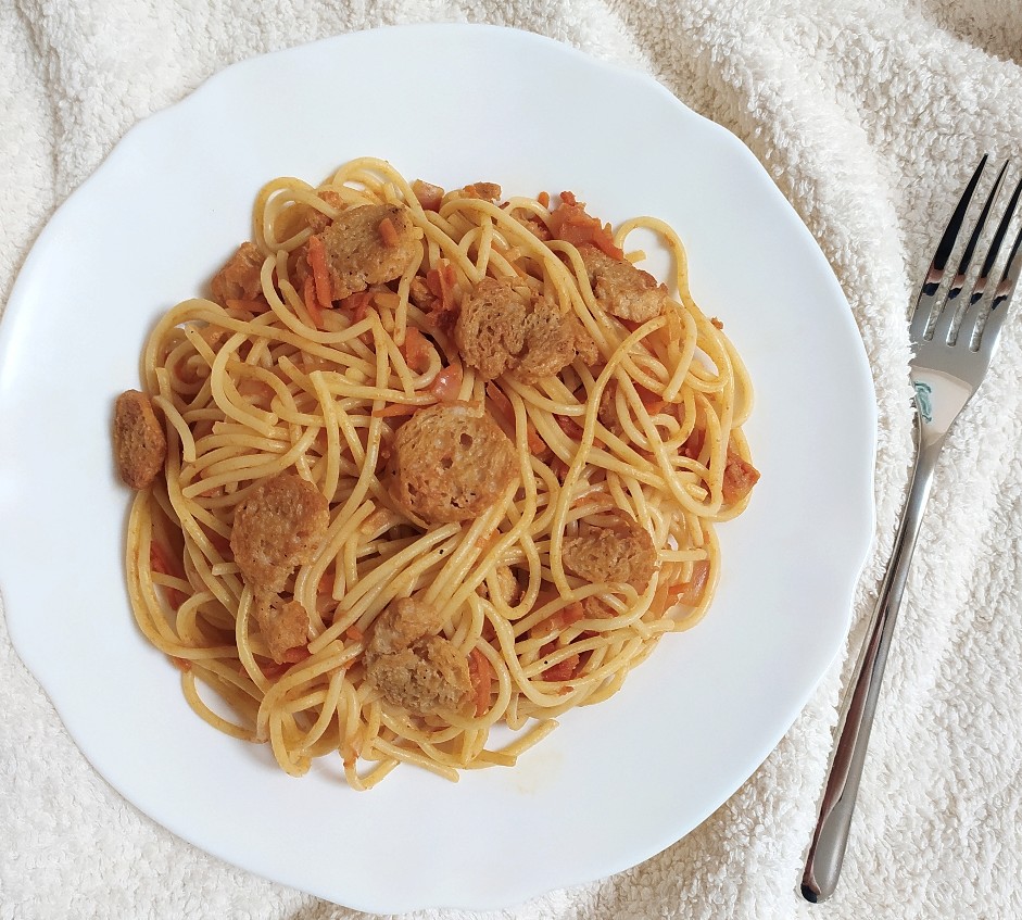 Спагетти с соевым мясом и овощами (веган)