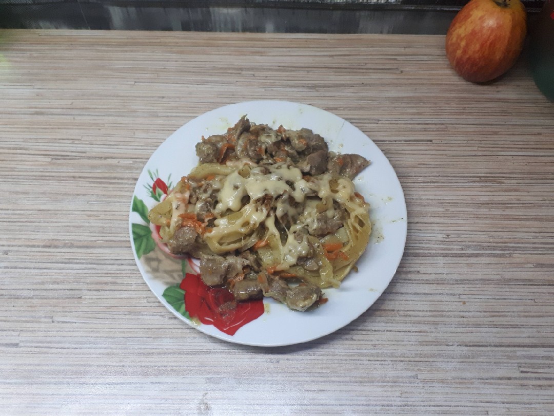 Куриные желудочки с макаронными гнездами в духовке