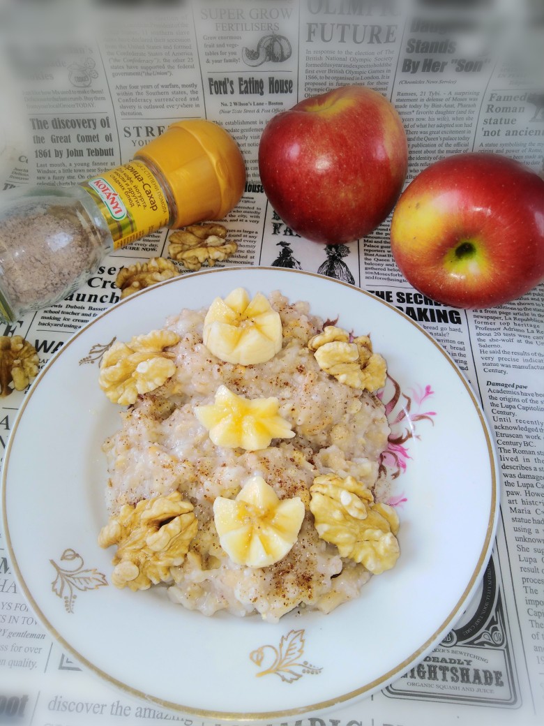 Постная овсяная каша с орехами и яблоками