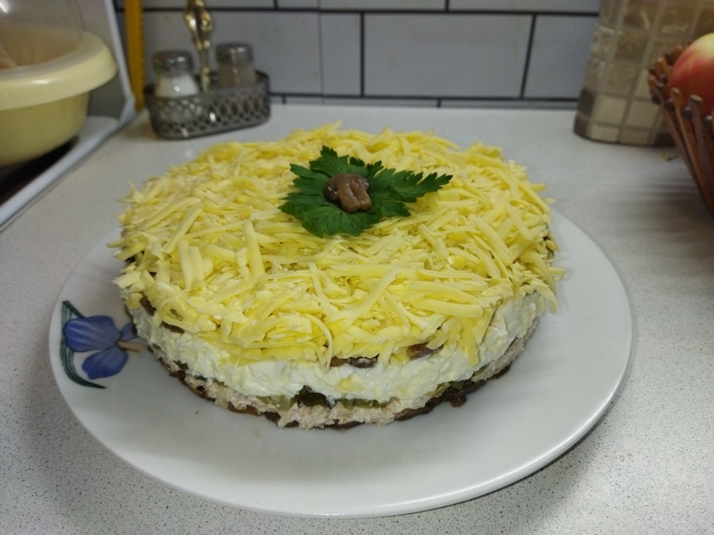 Слоёный салат с курицей и грибами