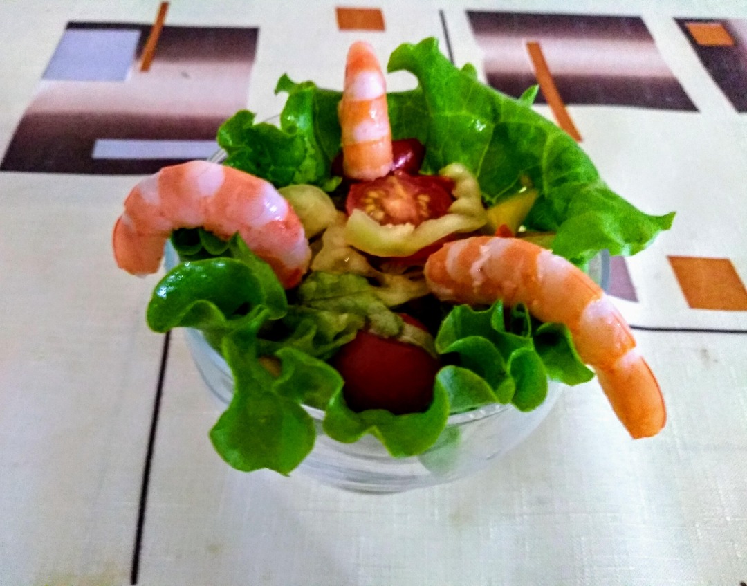 Летний салат с креветками