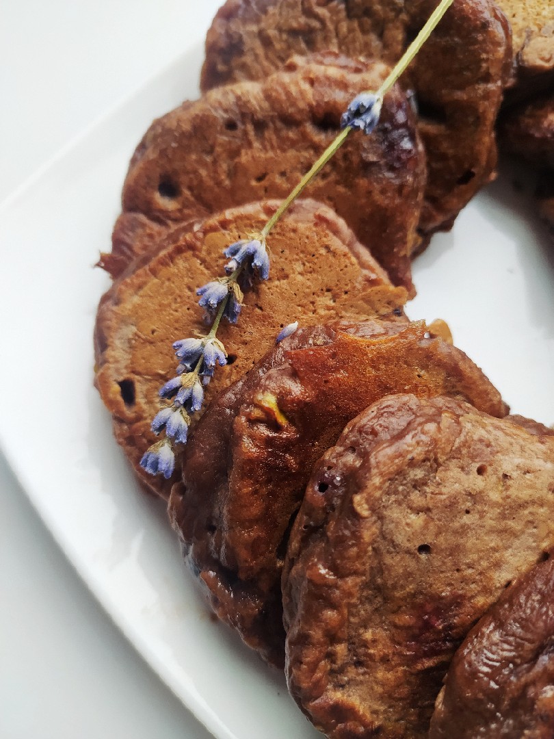 Постные оладьи с яблоками, голубикой и какао