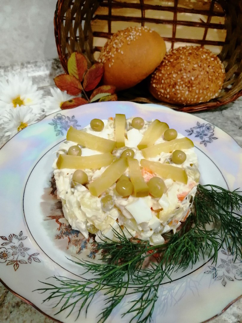 Оливье с курицей и яблоком