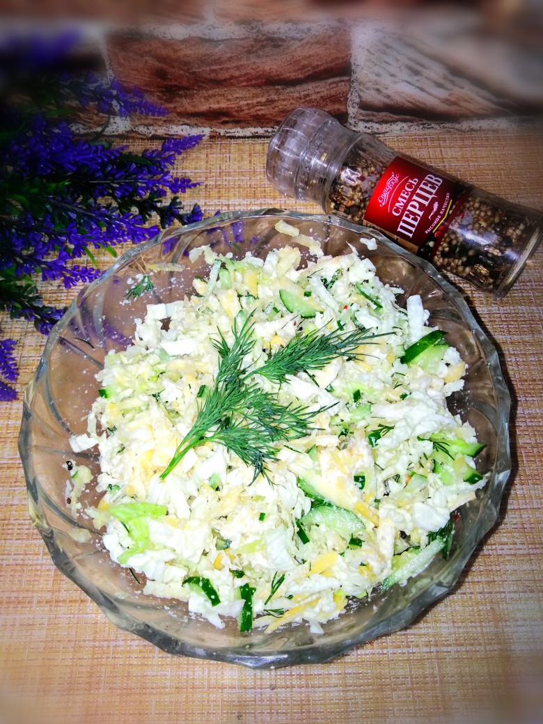 Постный овощной салат с огурцами, репой и пекинской капустой