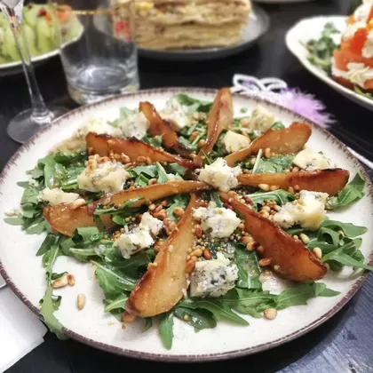 Салат с карамелизированной грушей и сыром 🍐🧀