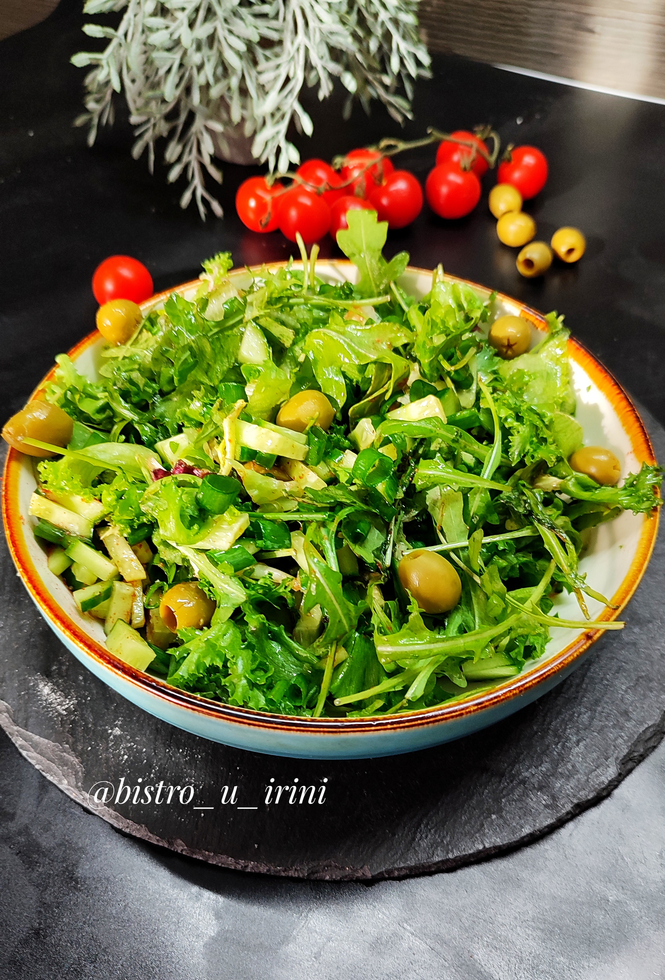 Салат из огурцов с зеленым луком и салатными листьями
