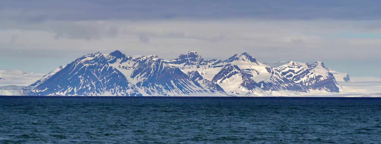 Spitsbergen, fra Isfjorden mellom Longyearbyen og Pyramiden